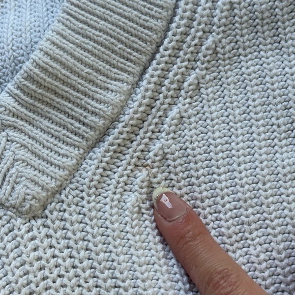 Uniqlo women’s white V-Neck cable knit Sweater - Picture 4 of 4